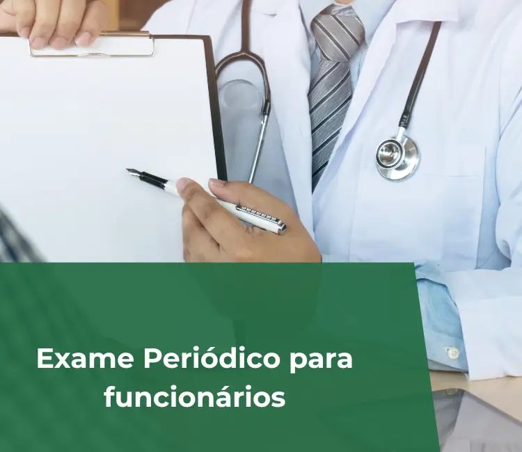 Médico com jaleco apontando para prancheta relacionada a exames médicos